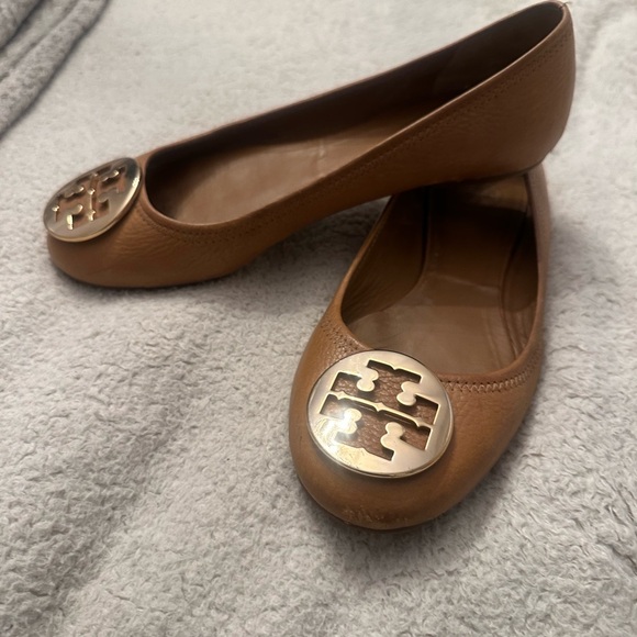 Tory Burch Tan Leather Loafers with Gold Emblem - Picture 3 of 4